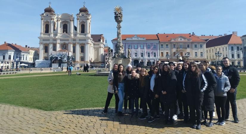 Újszentesen és Temesváron is ünnepeltek a Boros diákjai