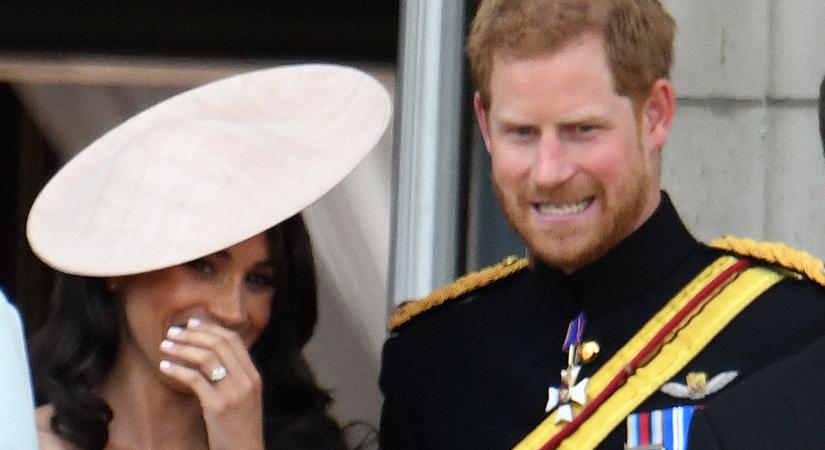 Harry herceg és Meghan Markle helyet követel a Buckingham-palota erkélyén Károly király koronázásakor