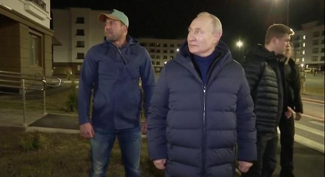 Váratlanul Mariupolba látogatott Vlagyimir Putyin