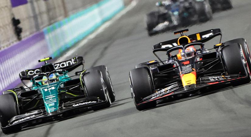 A megállíthatatlan Red Bull Szaúd-Arábiában is tönkreverte a mezőnyt, Alonso büntetéssel is dobogós
