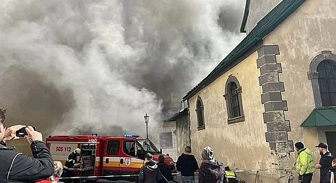 Több történelmi épület megrongálódott egy tűzvészben Selmecbánya központjában