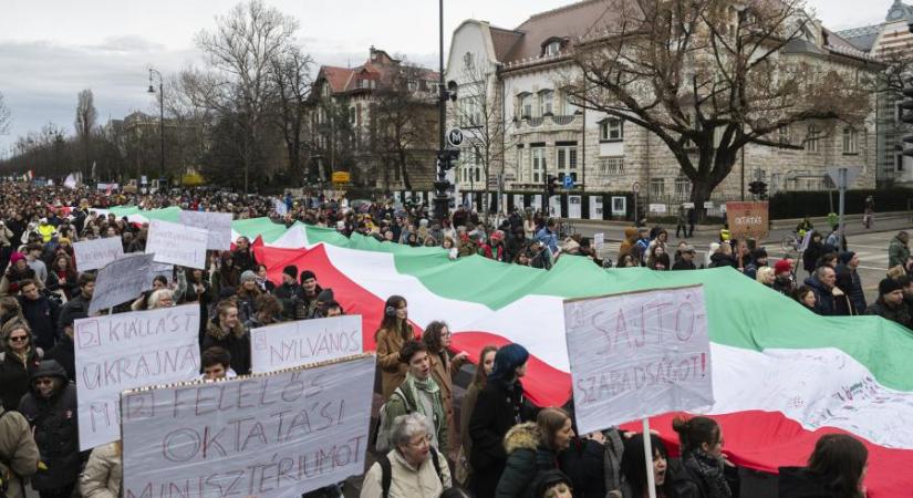 Miközben az Orbán-kormány Brüsszelben méltatja, itthon vegzálja a civileket