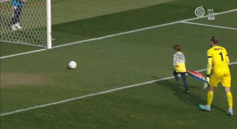 A Vasas-pályán gólt szerzett a középkezdés után egy kisfiú, de majdnem baj lett belőle