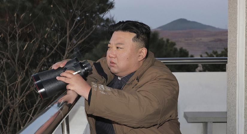 Kim Dzsong Un: álljon készen a hadsereg "az azonnali, mindent elsöprő nukleáris ellentámadásra"