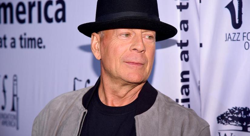 Friss videó Bruce Willisről: rengetegen állták körbe a súlyos beteg színészt, majd váratlanul mindenki sikított, akkora volt a meglepetés
