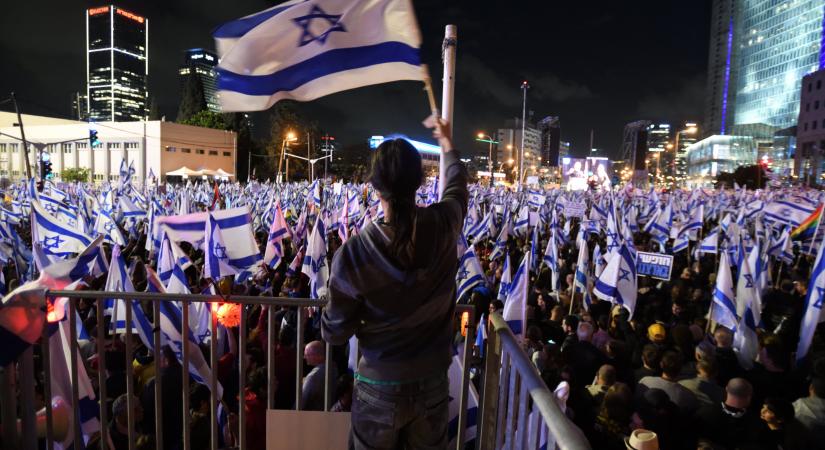 Elnapolták az igazságügy átalakítását célzó törvények javának elfogadását Izraelben