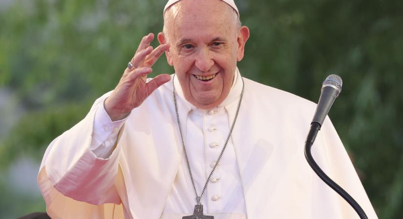 Ferenc pápa felállt a kerekesszékből - ez a terápia segített neki