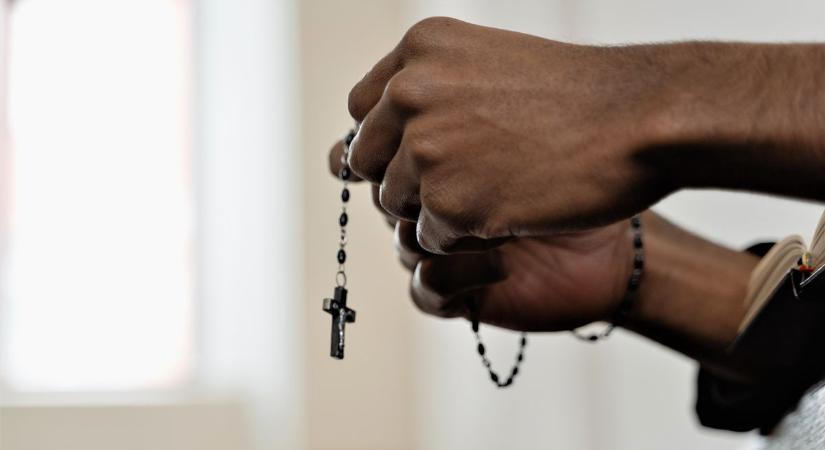 Törvényben tiltják meg az imádkozást a britek az abortuszklinikák körül