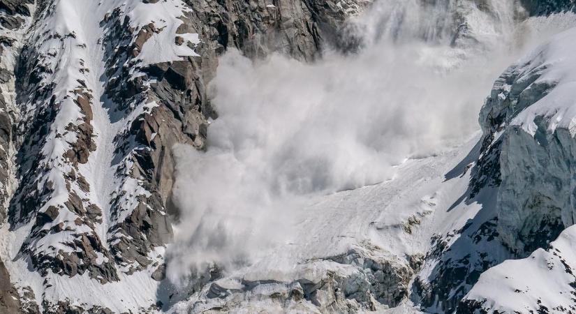 Hatalmas lavina csapott le síelőkre vasárnap Amerikában: az egyetlen áldozat egy magyar vízimentős