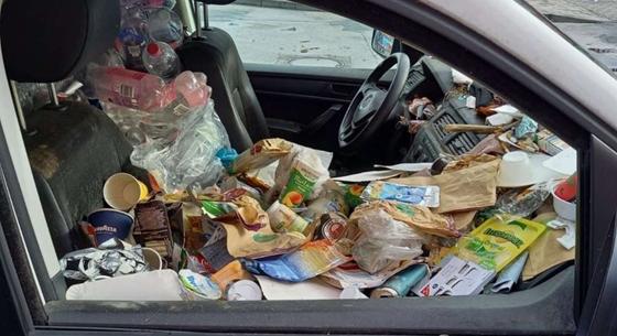 Szemétkupac közepén ült egy autós, akit megállítottak német rendőrök