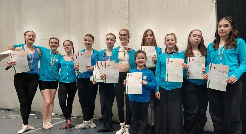 Érmekkel megrakva tértek haza az esztergomi táncosok