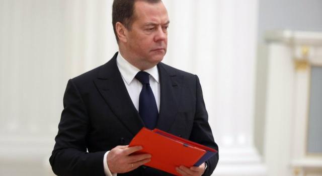 „Alaposan kémleljék az eget” – Medvegyev atomcsapással válaszolna a Putyin ellen kiadott elfogatóparancsra
