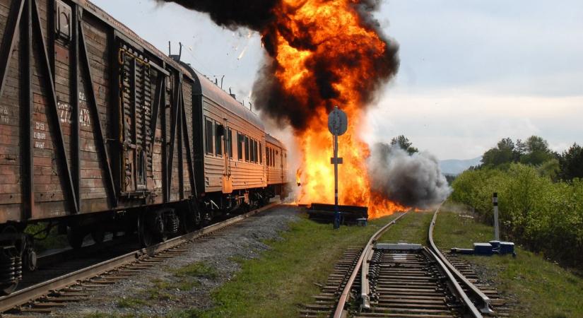 Megdöbbentő videó: hatalmas lángokkal égett egy vonat Nyíregyházán