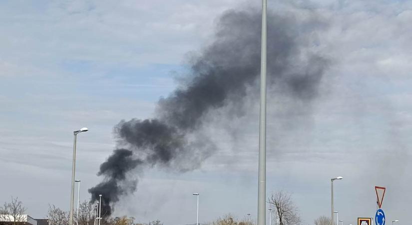Füstoszlop jelent meg Szegeden