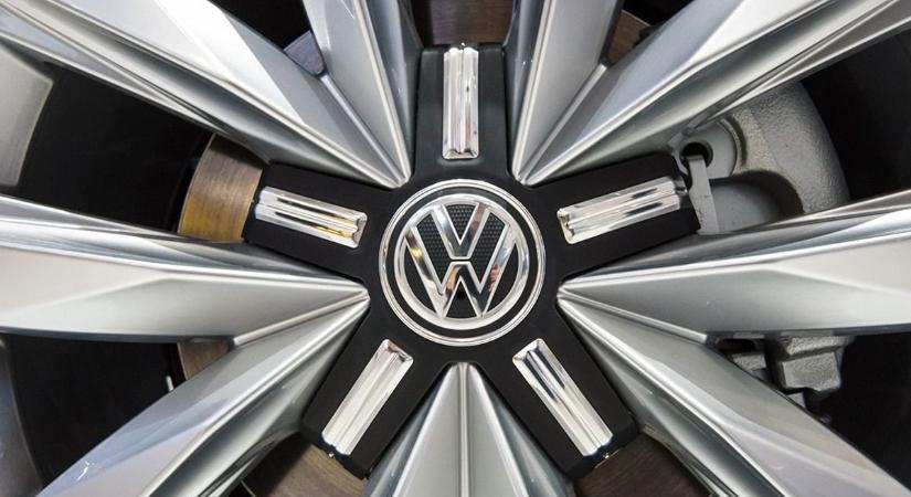 Keletről is, nyugatról is szorongatják a Volkswagent