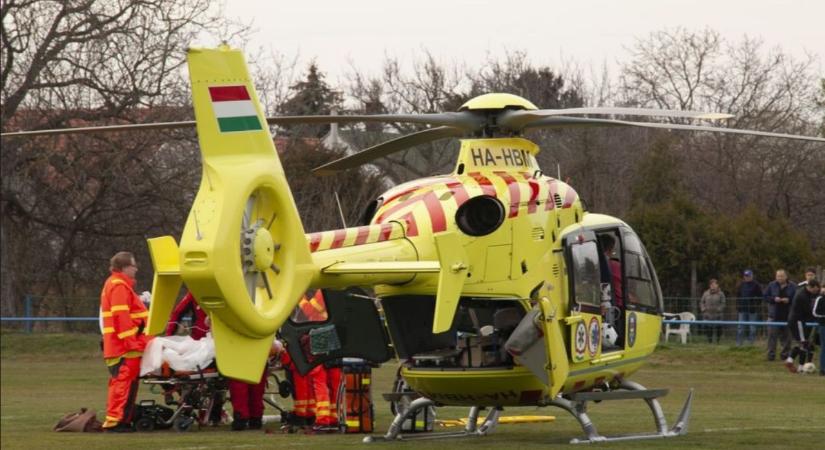Megrázó pillanatok a pályán: mentőhelikopter vitte kórházba a magyar focistát