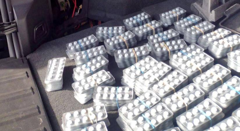 161 ezer tablettával kaptak el drogcsempészeket a határnál