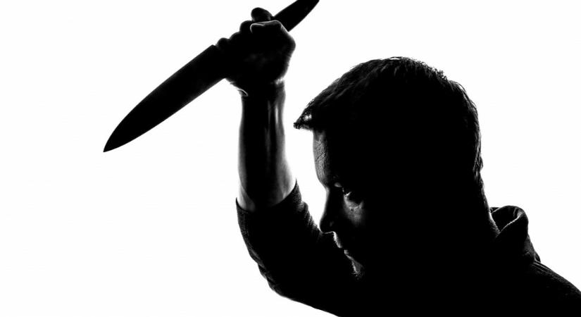 Pisztollyal és késsel is rátámadt exe új párjára egy férfi Tatabányán