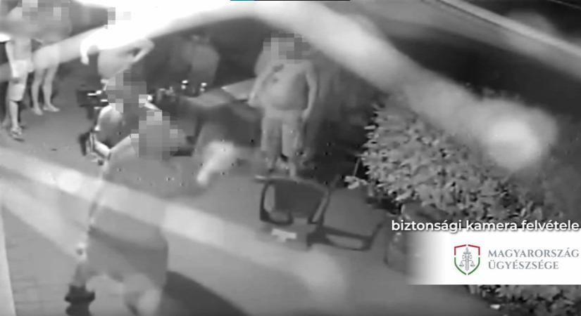 Orron harapták egymást részeg férfiak egy kocsmában - videó
