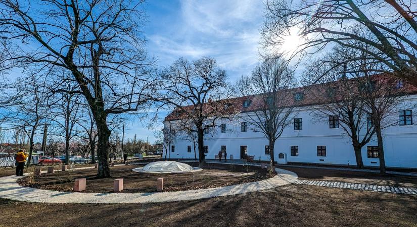 Átadták Balatonalmádi új kulturális közösségi terét a megújult vörösberényi Kolostorkertet