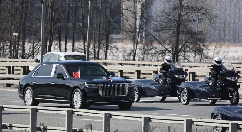 Belenéztük a Vörös Zászlóba, a kínai elnök által is használt Hungcsi gépkocsik belsejébe –kukkantson be ön is, ez egy másik világ – fotók