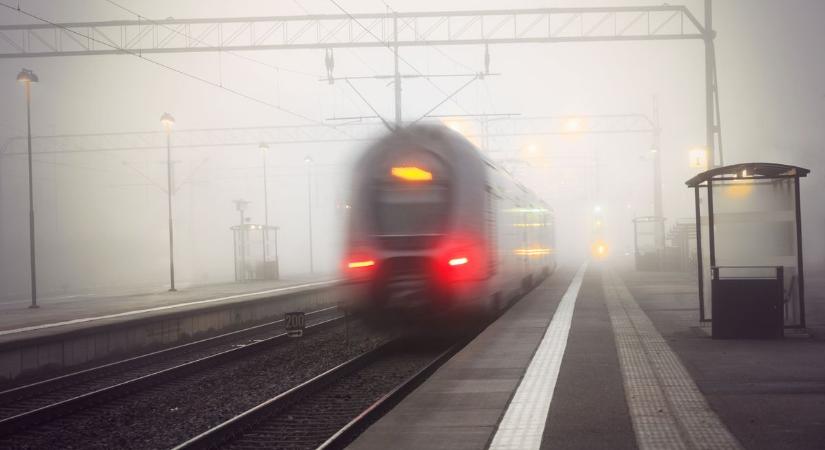 Áthatolhatatlan füstfelhő miatt kellett lassítaniuk a vonatoknak Karcagnál