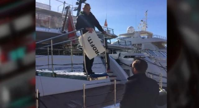 Extraprofit feliratú táblát akart a Párbeszéd aktivistája felrakni Szíjj László tízmilliárdot érő jachtjára, nem sikerült