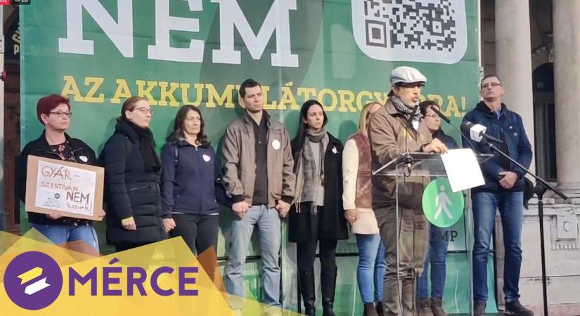 „A helyrajzi számok mögött életek vannak” – tüntettek az iskolától pár percre tervezett akkumulátorgyár ellen Győrben