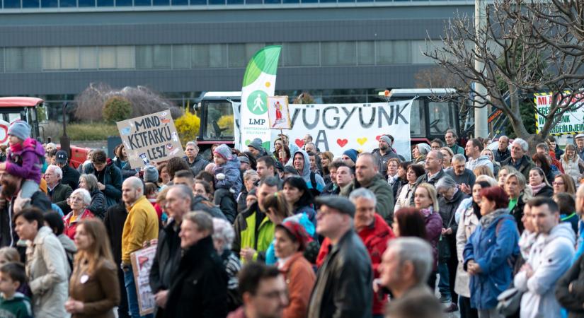 Az akkumulátorgyár-építés ellen tüntettek Győrben