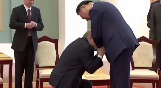 Szélsebesen terjed egy kép, amin Putyin kezet csókol a kínai elnöknek