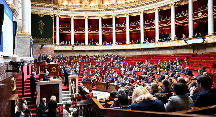 Macron kormánya mindkét bizalmatlansági indítványt átvészelte
