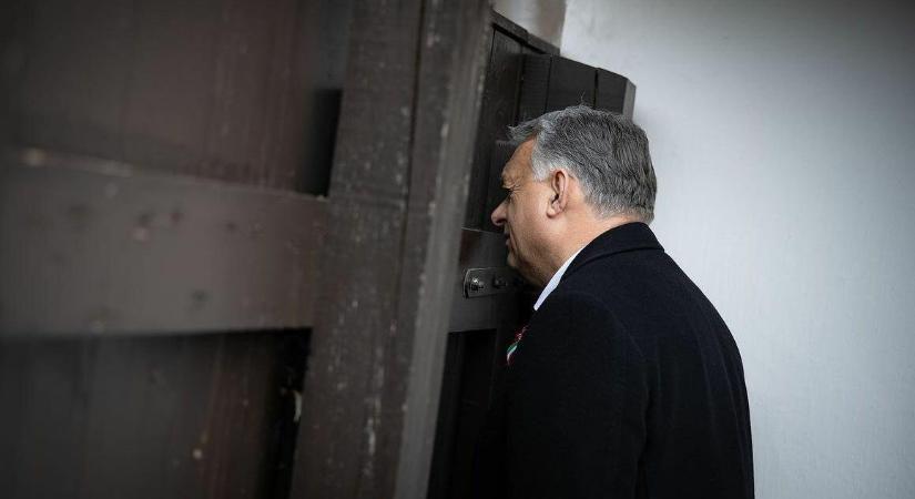 „Seggembe kukucskázhatnál” – Orbán Viktor kerítés mögül leskelődött, a kommentelők nem díjazták