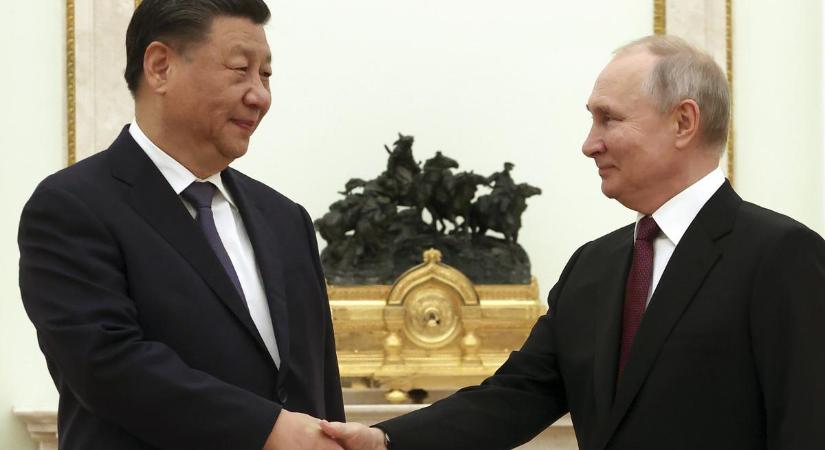 Ez tényleg megtörtént? Hátborzongató fotó terjed a neten, melyen Putyin letérdel és kezet csókol a kínai államfőnek