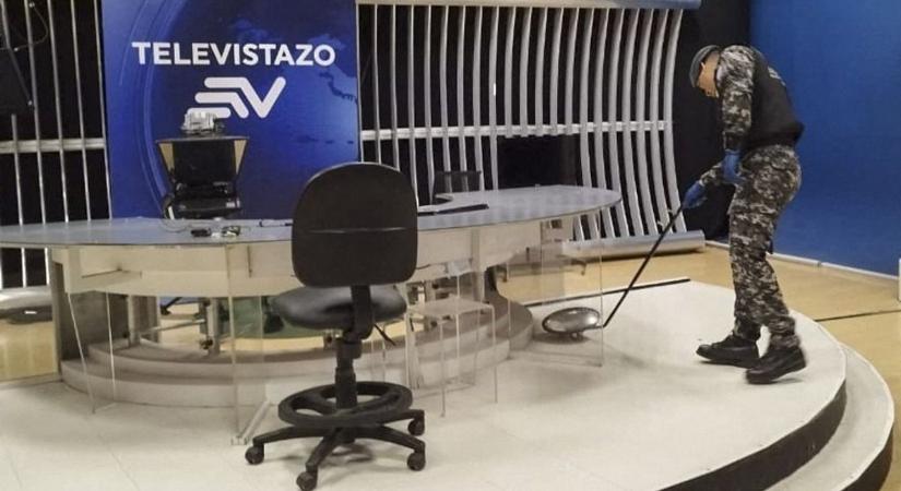 Robbanószerkezeteket küldtek két ecuadori televíziónak is, egy újságíró megsérült