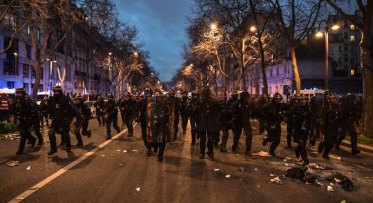 Összecsaptak a rendőrök és a tüntetők Franciaországban, miután Macron megúszta a bizalmatlansági szavazást