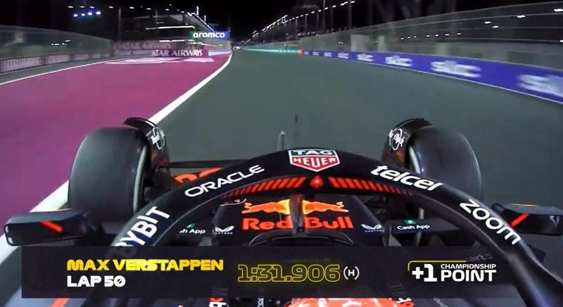 Videón az a bizonyos utolsó kör, amivel Verstappen elhappolta a bónuszpontot Perez elől