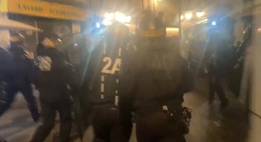 Összecsaptak a rendőrök és a tüntetők Párizsban