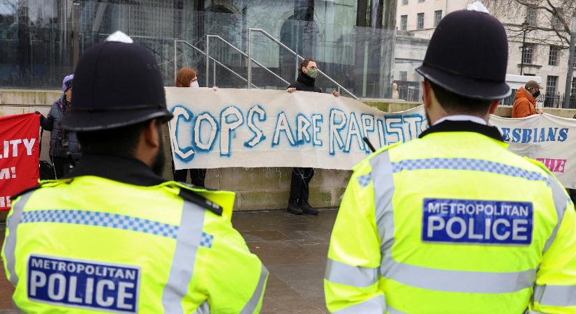 Rasszizmus, nőgyűlölet, homofóbia: komoly rendszerszintű problémákat találtak a londoni rendőrségnél