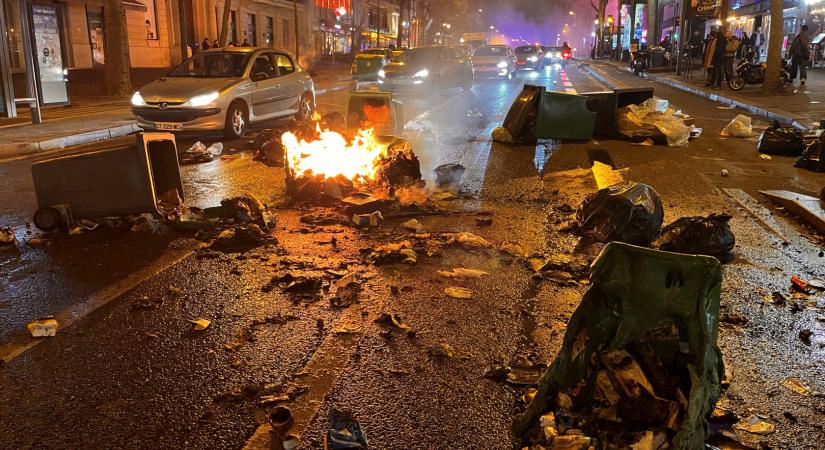 Lángoló kukákkal torlaszolták el az utakat a tüntetők Párizsban hétfő este