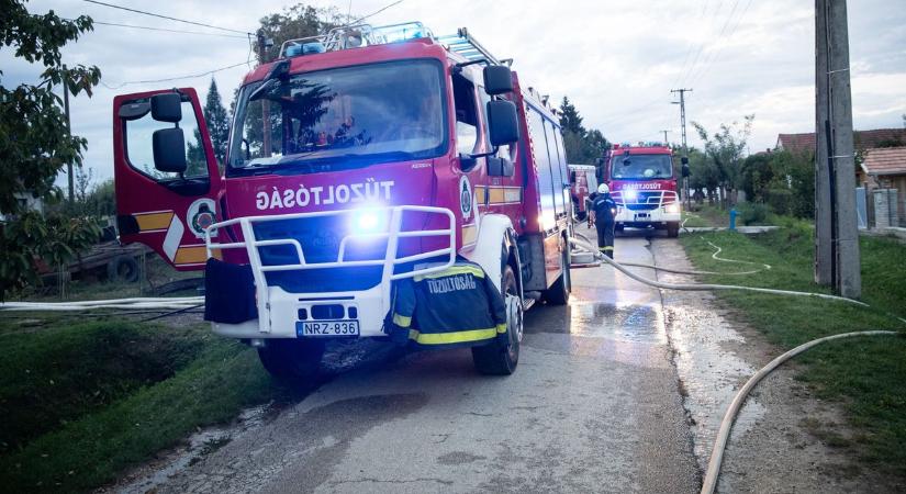 Mutatjuk, milyen, amikor vezényszóra indulnak a fehérvári tűzoltóautók! (videó)