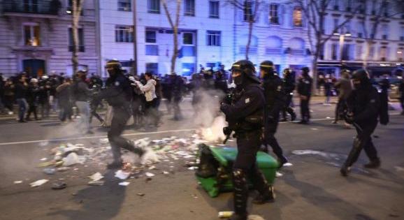 Zavargások törtek ki a francia kormány elleni bizalmatlansági indítványok elbukása után