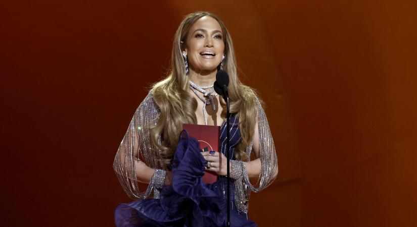 Jennifer Lopez kivágott ruhában mutatta meg brutál szexi hasizmát