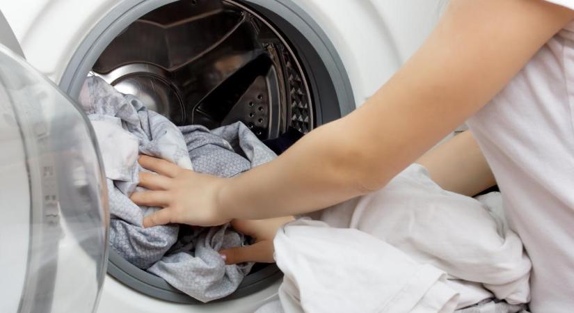 Foltos, büdös marad a ruha mosás után? Felejtsd el az ecetet és a szódabikarbónát, EZT öntsd a mosógépbe