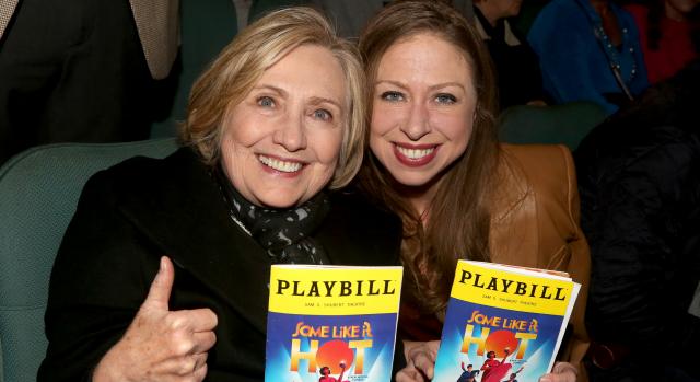Hillary Clinton mellé kakált egy rejtélyes ismeretlen a színházban