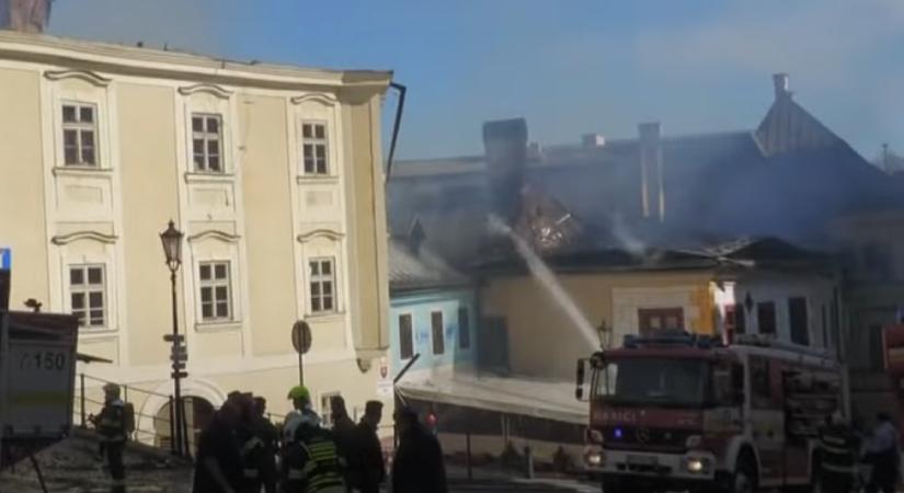 Orosz Örs (Facebook): Tűz pusztított Selmecbánya Unesco Világörökség részét képező főterén