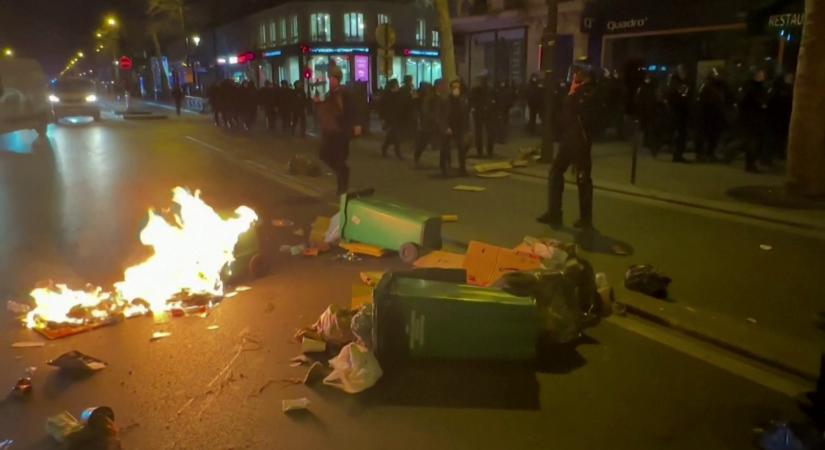 Megbukott a bizalmatlansági szavazás, lángokba borultak a francia utcák