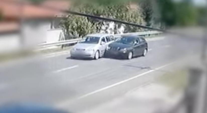 Kiintegetett a lányának a kocsiból, a mögötte haladó olyan ideges lett, hogy direkt nekiment - videó