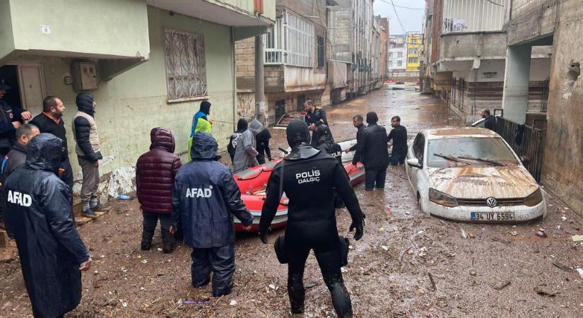 Előbb földrengés, most halálos áradások keserítik a túlélők napjait Törökországban