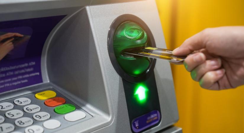 Egy idős férfi pénzét és bankkártyáját is ellopták egy ATM-nél