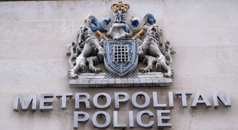A bobbylegenda vége: a londoni rendőr rasszista, nőgyűlölő és homofób a jelentés szerint